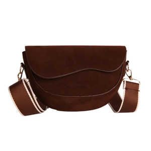 Sacoche marron foncé mat avec rabat festonné et large bandoulière à motifs