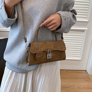 Borsa a tracolla vintage in pelle marrone con chiusura in metallo indossata da modella