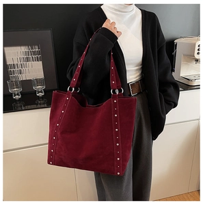 Détail du grand sac cabas en daim bordeaux avec rivets argentés et doubles bandoulières