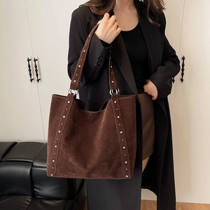 Sac cabas en daim marron foncé avec des rivets argentés sur la bandoulière pour femme