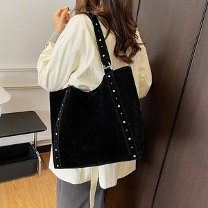 Grand sac cabas rétro en daim noir avec rivets argentés et bandoulière large tendance