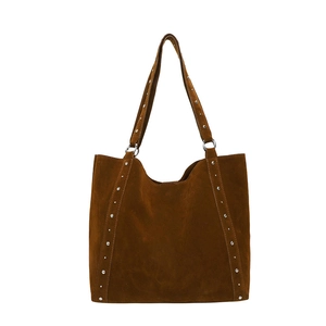 Sac fourre-tout en daim marron avec rivets argentés et design rétro spacieux