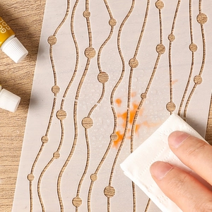 Stencil riutilizzabile in PET con linee ondulate pulito su superficie in legno