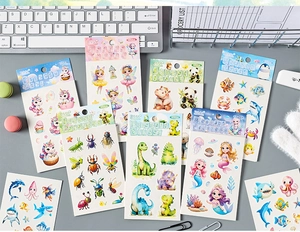 Varietà di tatuaggi temporanei colorati per bambini con motivi assortiti di cartoni animati