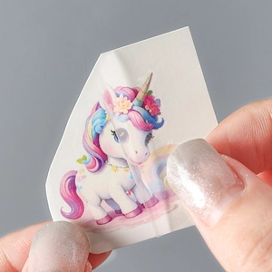 Adesivo per tatuaggi unicorno impermeabile per bambini staccato mostrando trasparenza