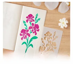 Dettaglio dello stencil PET floreale con design traforato e fiore dipinto su taccuino