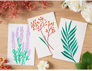 Vista dettagliata degli stencil floreali in PET con lavanda e bacche su sfondo legno