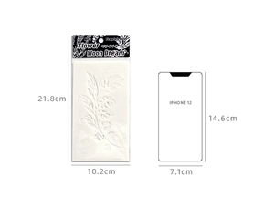 Dettaglio dello stencil floreale in PET con confezione e misure di confronto dimensionale