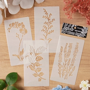 Set di quattro stencil in PET floreali con motivi di lavanda e foglie su base di legno