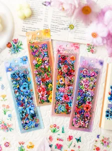 Makro-Detail von PET-Blumenstickern aus den Sets Crimson Phantom und Azure Realm