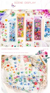Nahaufnahme von PET-Blumenaufklebern und Schmetterlingen auf einem dekorativen Tablett