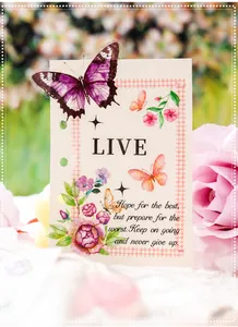 Detail von transparenten Schmetterling- und Blumenaufklebern auf Journaling-Karte