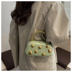 Details der minzgrünen Clutch mit Gold-Applikationen und Perlen Griff am Modell