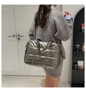 Dettaglio della borsa tote trapuntata grigio metallico con texture e tracolla regolabile