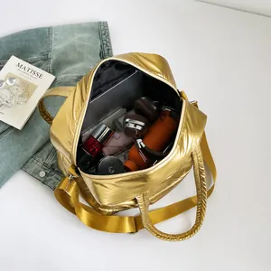 Bolso tote acolchado dorado de gran capacidad con espacio para portátil y accesorios