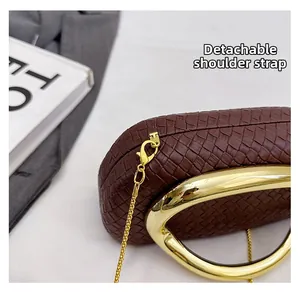 Détail du sac à main marron foncé tressé avec bandoulière chaîne dorée amovible et poignée