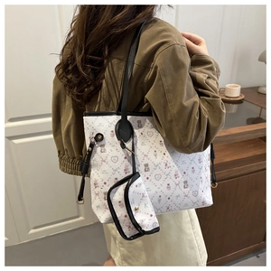 Détail du sac cabas fleuri avec imprimé ours et mini pochette assortie amovible