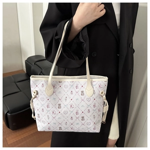 Détail du sac cabas imprimé avec motifs de dessins animés d'ours et de lapins et anses en cuir