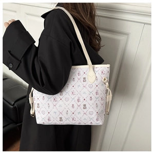 Détail de l'imprimé ours mignon et du cordon latéral sur le cabas beige avec sangle