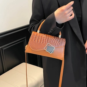 Braune Handtasche für Damen mit Kroko-Prägung, Metallverschluss und Schultergurt
