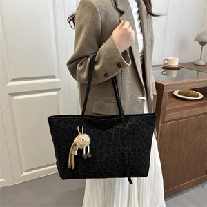 Grand sac cabas à imprimé léopard rétro, sac à épaule avec pendentif peluche femme