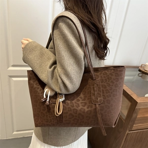 Sac cabas vintage imprimé léopard avec breloque pelucheuse et large bandoulière marron foncé