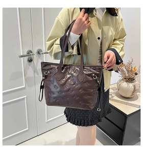 Dettaglio della borsa tote cioccolato con motivi a fiocco goffrati e eleganti coulisse