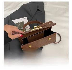 Vista dall'alto dell'interno della borsa intrecciata con chiusura a scatto dorata