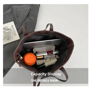 Vista dall'alto dell'interno spazioso della borsa tote marrone con tablet e ombrello