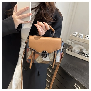 Dettaglio borsa a mano in pelle patchwork geometrico multicolore con fibbia in metallo
