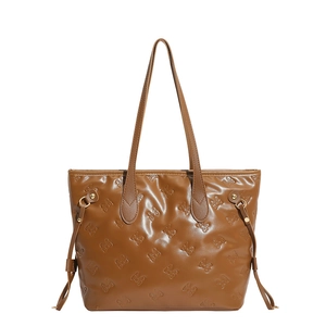 Borsa tote in pelle marrone con motivi di coniglio a rilievo e rivetti dorati