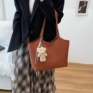 Grand sac cabas en cuir souple caramel avec breloque ours et ruban rayé chic