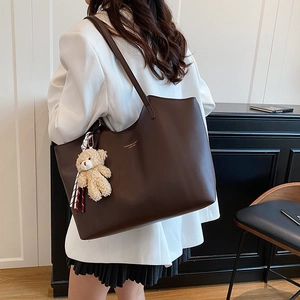 Grand sac cabas marron foncé en cuir souple avec pendentif ours et sangle décorative