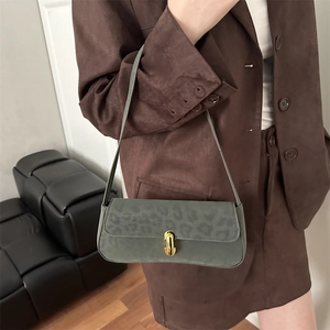 Borsa baguette verde scuro in pelle scamosciata con stampa leopardata e fibbia oro