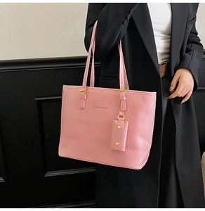 Sac fourre-tout rose avec gaufrage de cœurs en similicuir et petite pochette assortie