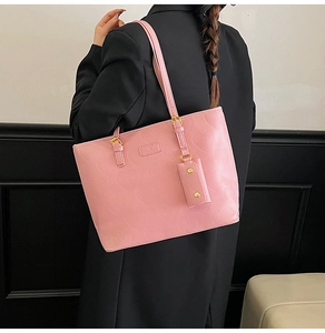 Sac cabas rose avec relief cœurs porté par un mannequin pour montrer la taille et le style