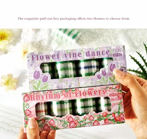 Dettaglio del set di nastri washi PET con tralci floreali in scatole per scrapbooking