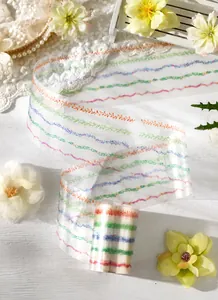 Dettaglio di nastro PET traslucido con motivi di piante colorate per scrapbooking