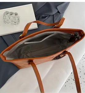 Détail de l'intérieur spacieux avec poche zippée pour ce grand sac cabas marron