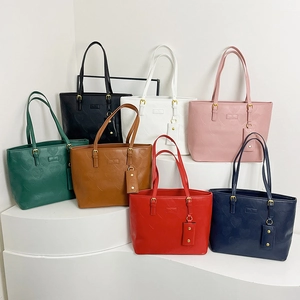 Grand sac cabas minimaliste avec gaufrage cœur disponible en sept couleurs élégantes