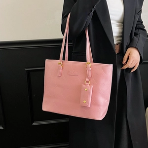 Sac fourre-tout rose à motif cœurs avec bandoulière et mini pochette sur veste noire