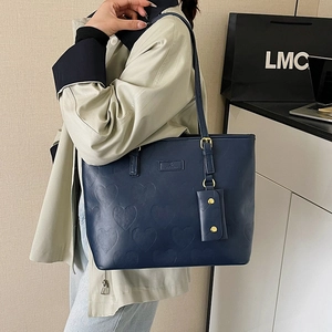 Sac fourre-tout bleu marine avec texture cœur en relief et petit sac accessoire