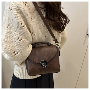 Détail du petit sac bandoulière marron rétro en cuir PU avec boucle métallique argentée