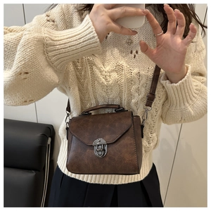 Petit sac carré marron rétro avec boucle en métal et bandoulière réglable en PU