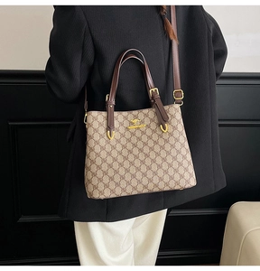 Détails de la bandoulière réglable et ferrures dorées sur le sac cabas monogramme