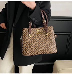Détail d'un sac cabas luxe marron avec motif géométrique et logo de kangourou doré
