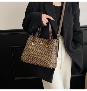 Vue détaillée du sac cabas à monogramme marron avec logo kangourou doré et bandoulière