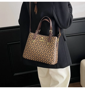 Vue détaillée du sac cabas vintage marron avec logo kangourou doré et accessoires