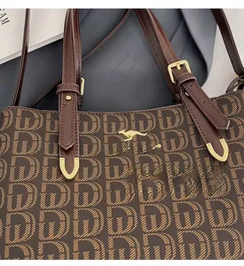 Gros plan du sac cabas marron gaufré avec détails dorés et boucle kangourou élégante