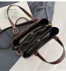 Vue de dessus de l'intérieur du sac cabas montrant trois compartiments et une fermeture